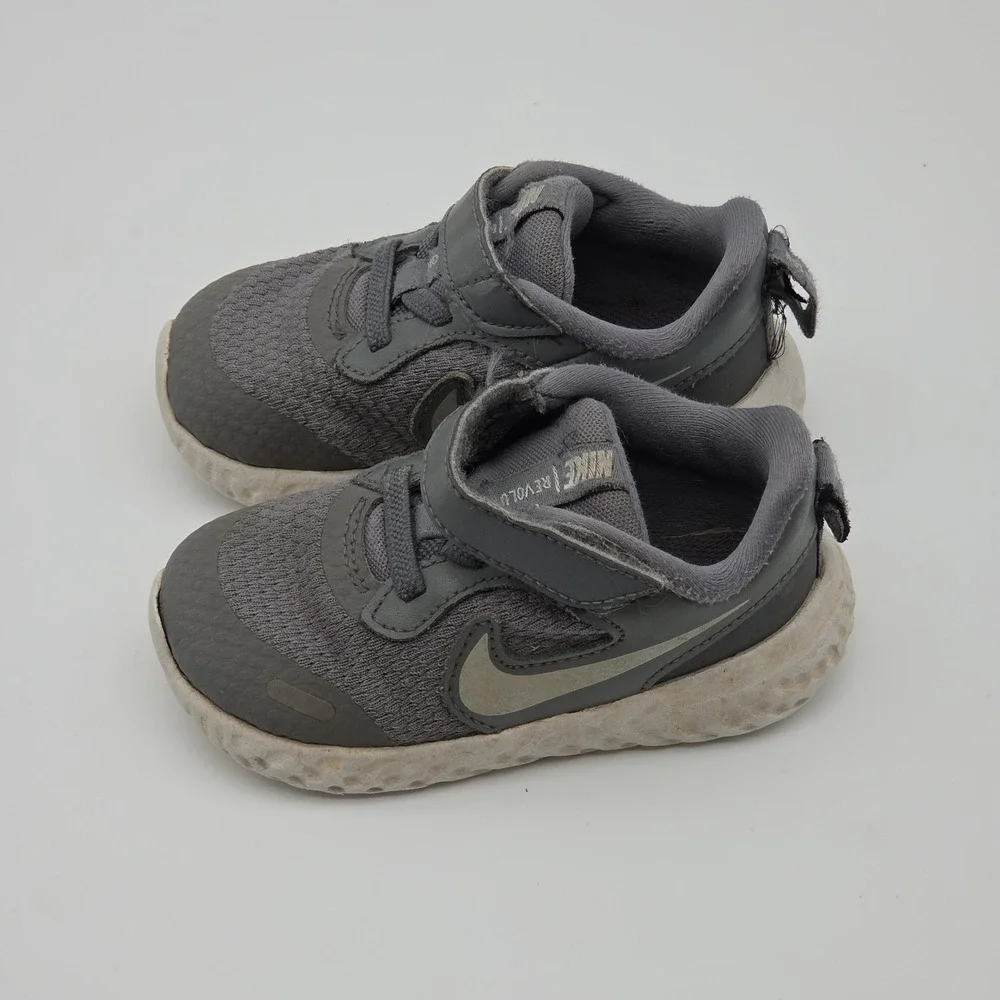 Toddlers Nike Revolution Shoes in light grey- size 6C